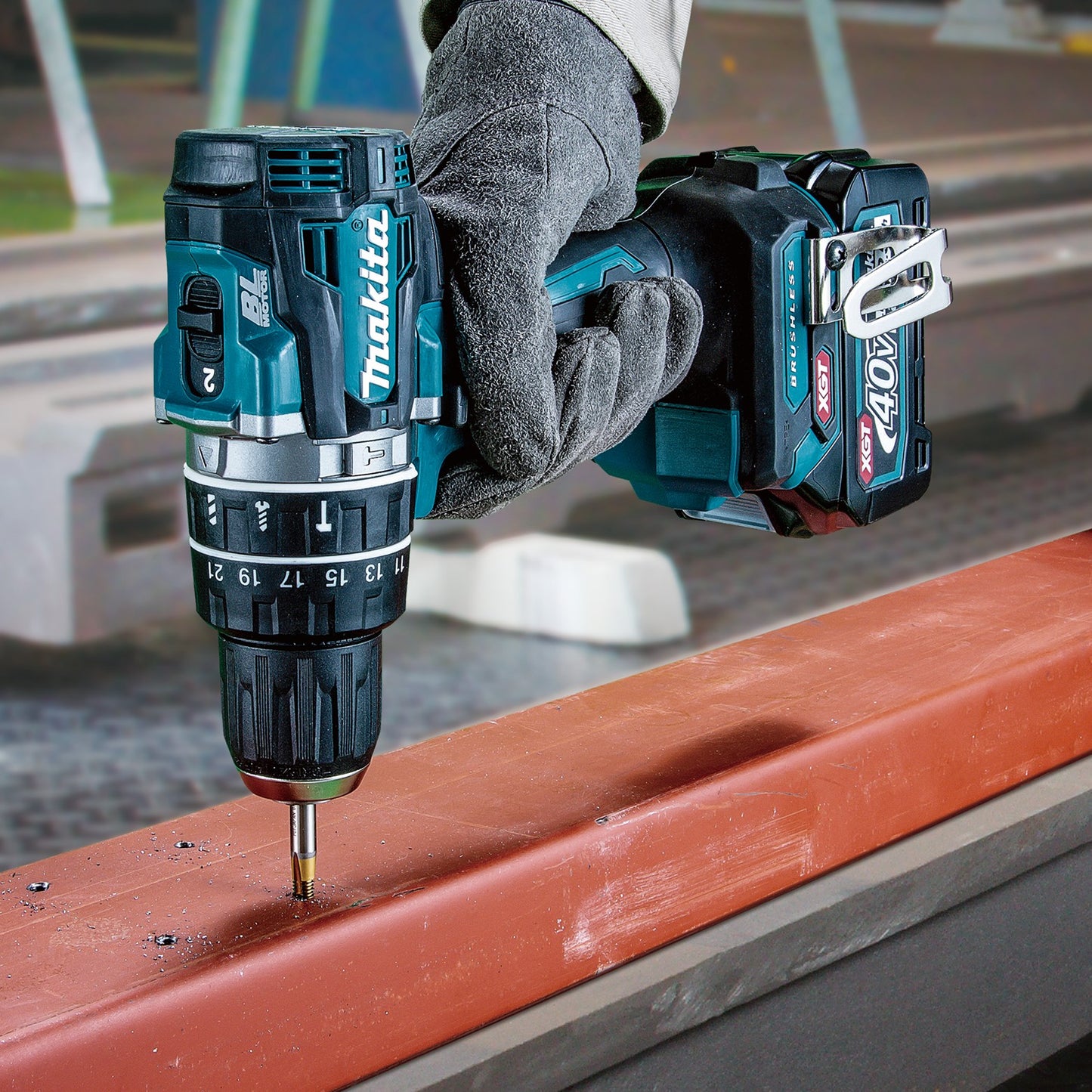 Makita Akkus fúrócsavarozó | Teljes Készlet + 2 Akkumulátor + 26 Tartozék